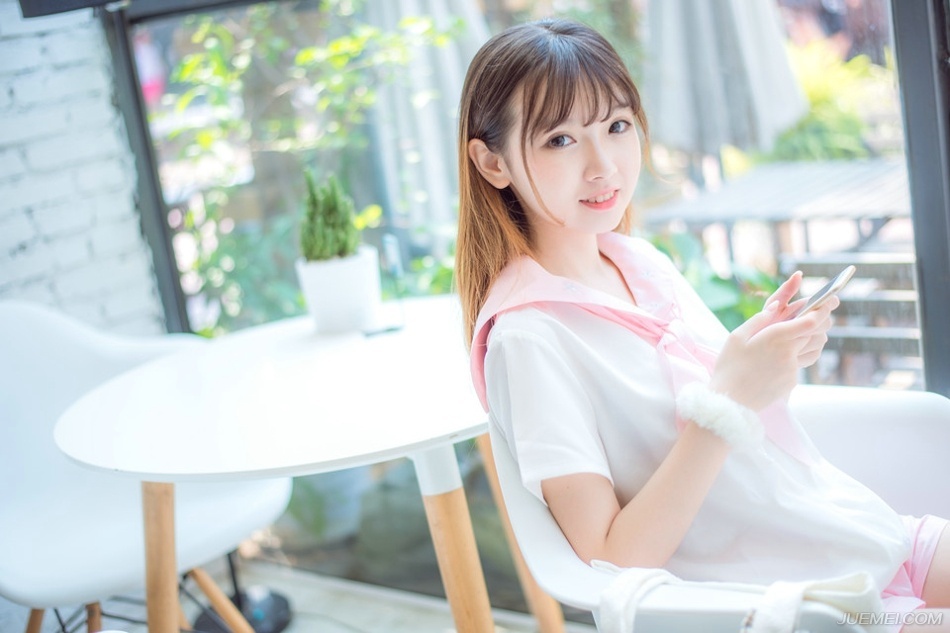 也许一个人会变成原来最讨厌的样子，只是因为要适应这个社会罢了。